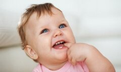 Как помочь ребенку при прорезывании зубов: народные средства